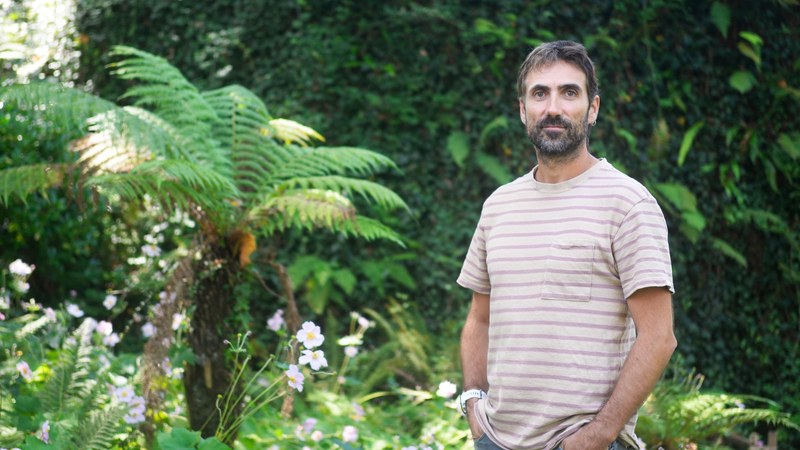 IKER ARANBERRI: “Poesiak esan nahi duzuna modu eder eta ezberdinago batean kontatzeko askatasuna ematen dizu”