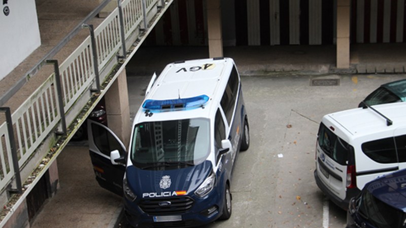 Poliziak hainbat lagun aterarazi ditu Urkizuko lokal batetik