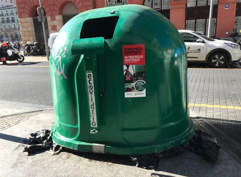 Poltsa industrialak ezin direla beira-edukiontzietan utzi ohartarazi dute Mankomunitatetik