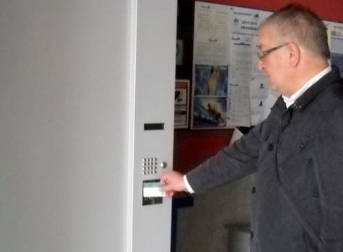 Poltsa konpostagarriak banatzeko makina ipini dute Urkizun