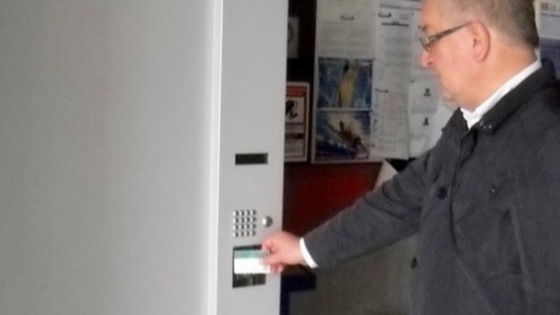 Poltsa konpostagarriak banatzeko makina ipini dute Urkizun