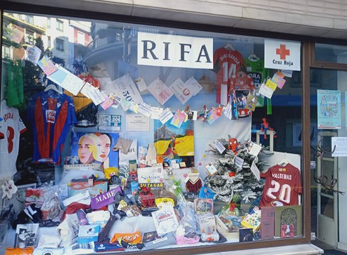 Premia duten umeentzat jostailuak erosteko zozketa antolatu du Gurutze Gorriak