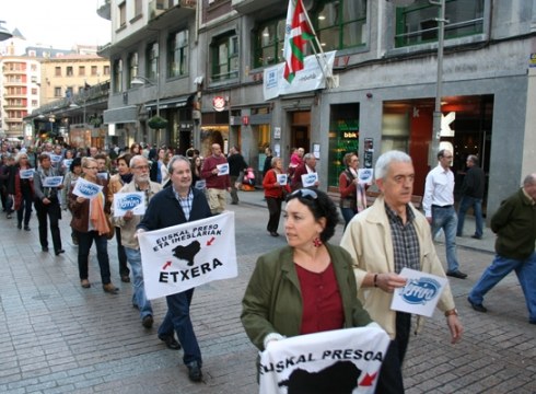 Presoen aldeko giza-katea