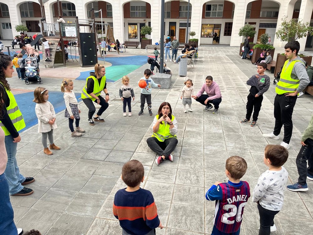 Primerako giroa jarri zuen Barixakuak Jolasian ekimenak Egigurentarreneko parkean