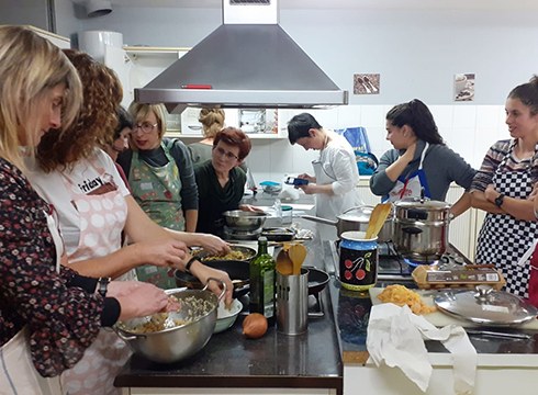 Primeran aritu ziren sukaldaritza osasungarrian trebatzeko saioan