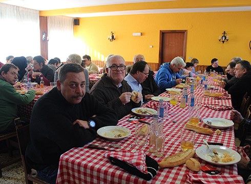 Primeran ibili ziren Auzokoak elkartekoek Gureak lantegikoentzat antolatutako bazkarian