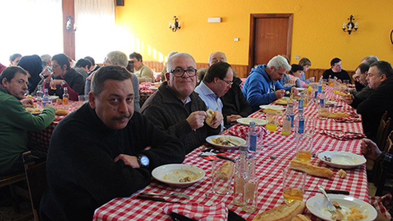 Primeran ibili ziren Auzokoak elkartekoek Gureak lantegikoentzat antolatutako bazkarian