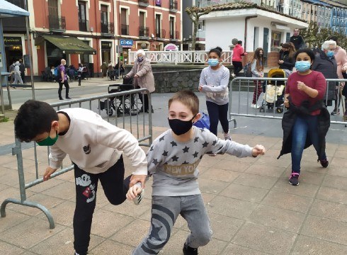 Primeran pasatu zuten Barixakuak Jolasian Urkizuko parkean antolatu ziren jolasetan