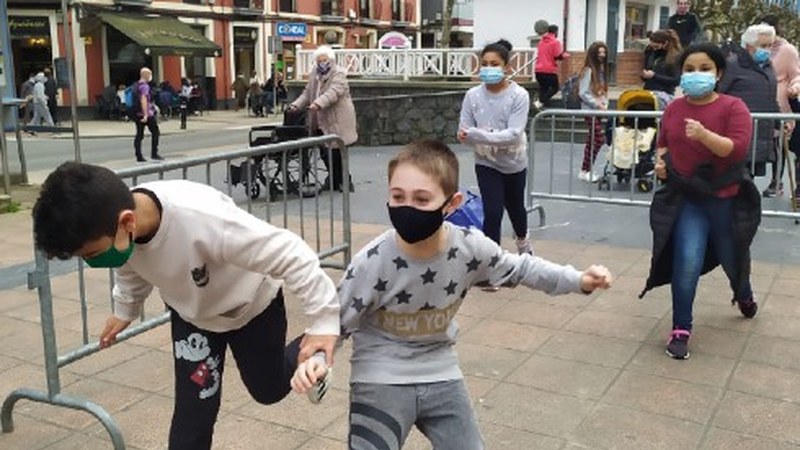 Primeran pasatu zuten Barixakuak Jolasian Urkizuko parkean antolatu ziren jolasetan