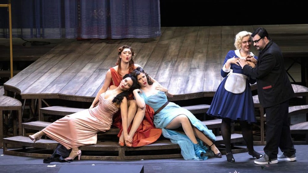 Pucciniren “La rondine” opera gaur ikusgai Coliseon