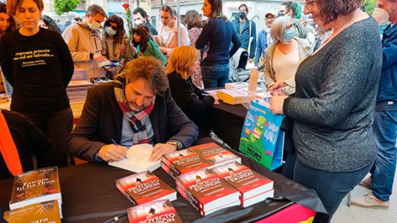 Roberto Villarreal idazlearen ‘El Proyecto Escipion’ liburua 300 liburu-dendatan jarri dute salgai