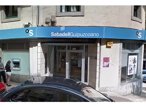 Sabadell banketxeak eskualdeko hiru ordezkaritza itxiko ditu, baina Eibarkoak zabalik jarraituko du
