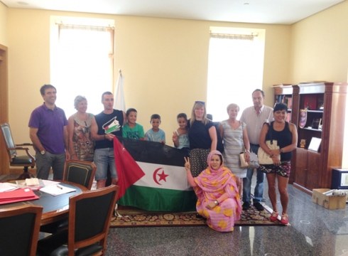 Saharako umeei harrera egin die alkateak