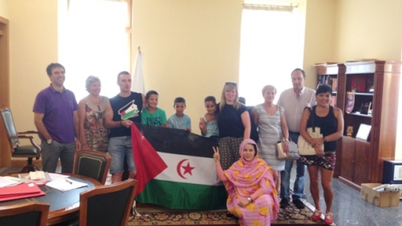 Saharako umeei harrera egin die alkateak