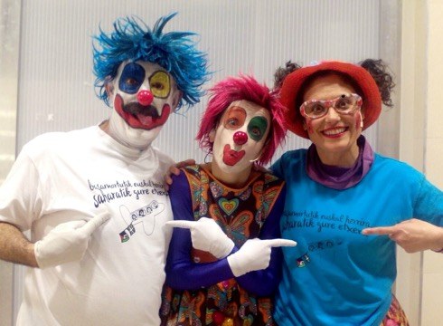 Saharako umeei laguntzeko kamisetak