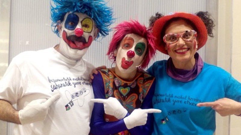 Saharako umeei laguntzeko kamisetak