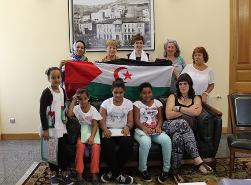 Saharatik etorritako umeei harrera egin diete alkatetzan