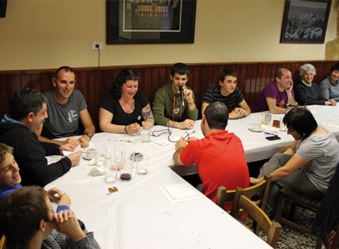 Salgai daude maiatzaren 13an egingo den Legarreko bertso-bazkariako txartelak