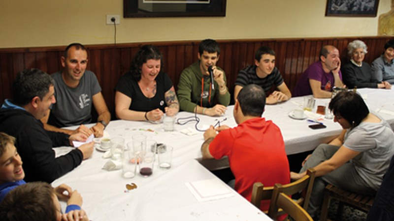 Salgai daude maiatzaren 13an egingo den Legarreko bertso-bazkariako txartelak