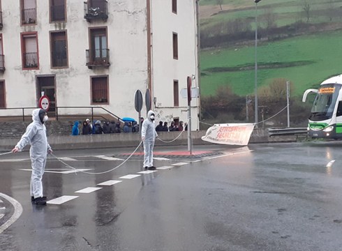 Sallabente auzoko biribilgunean kateatu dira hainbat gazte zabortegiaren inguruan gertatzen ari dena salatzeko