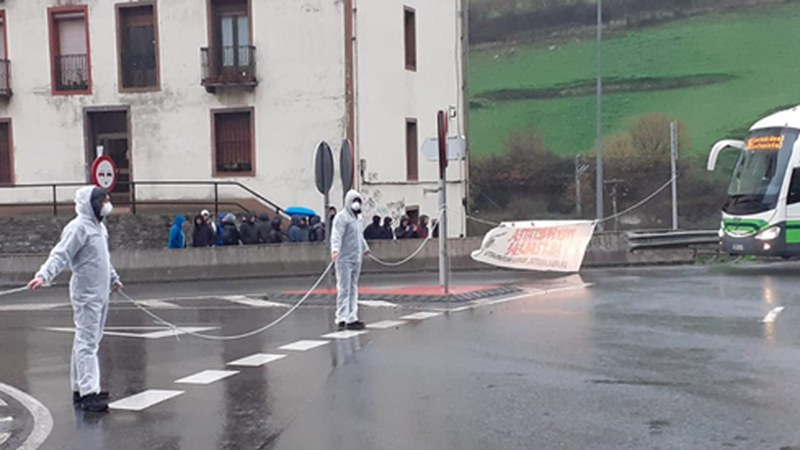 Sallabente auzoko biribilgunean kateatu dira hainbat gazte zabortegiaren inguruan gertatzen ari dena salatzeko