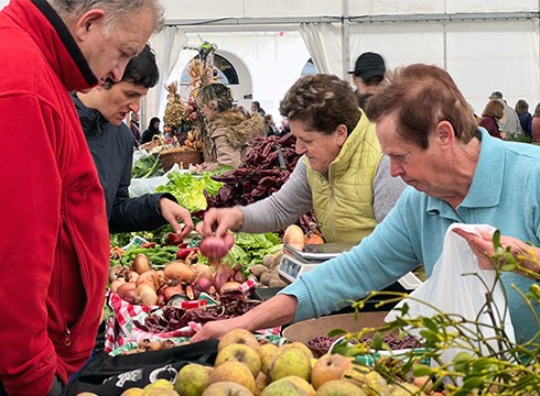 San Andres azokak jendea bildu zuen euria tarteko