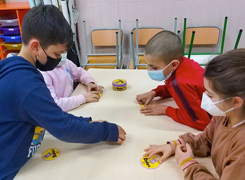 San Andres eskolako ikasleek 'Doble' izeneko karta-jolasa proposatu digute