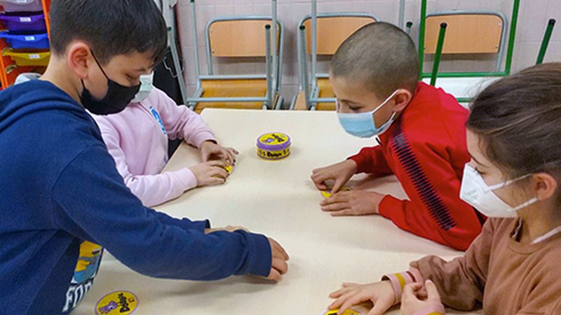 San Andres eskolako ikasleek 'Doble' izeneko karta-jolasa proposatu digute