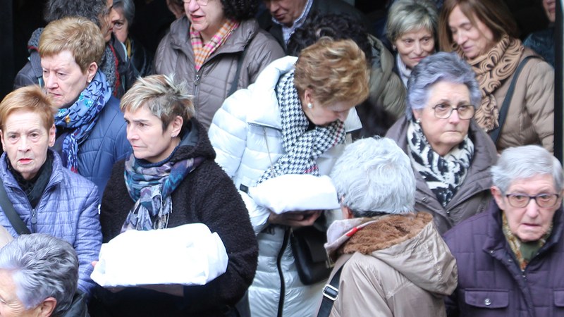 San Blas egunez opilak bedeinkatzeko ohitura zaharrari jarraitu diote eibartar askok aurten ere