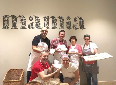 San Blas opilak egiten ibili dira Gasteizen bizi diren eibartarrak