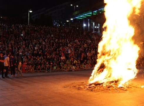 San Juan sua Untzagan eta txosnetan, dantza garaikidearekin batera