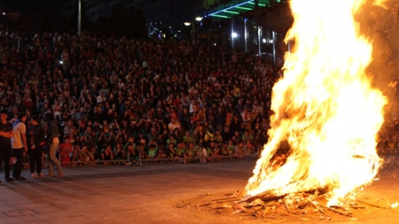 San Juan sua Untzagan eta txosnetan, dantza garaikidearekin batera