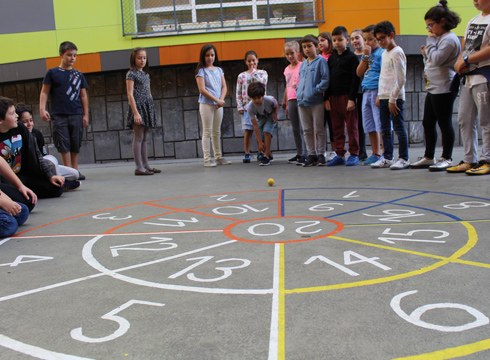 San Andres ikastetxeko ikasleek "Diana dibertigarria" jokoa erakutsi digute (BIDEOA)