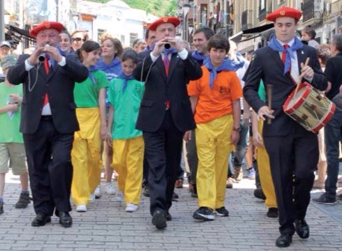 Sanjuanak dultzainaren erritmora ospatzen hasteko prest