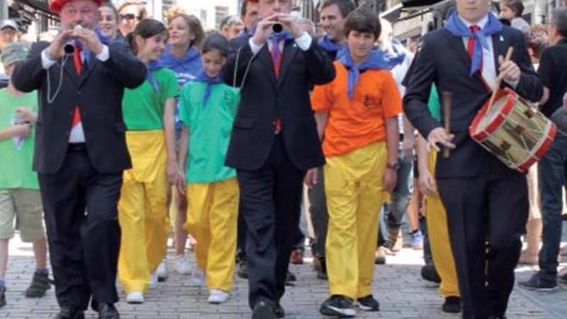 Sanjuanak dultzainaren erritmora ospatzen hasteko prest