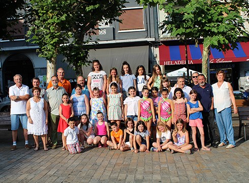 Sanjuanetako danborrada biak aurkeztu dituzte antolatzaileek gaur arratsaldean, Izarra elkartean