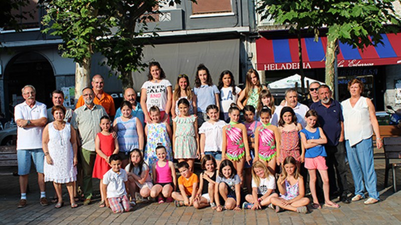 Sanjuanetako danborrada biak aurkeztu dituzte antolatzaileek gaur arratsaldean, Izarra elkartean