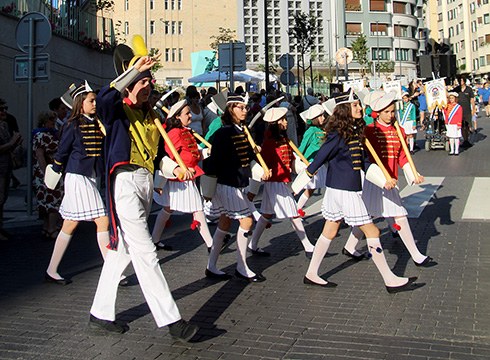 Sanjuanetako danborradetan parte hartu dutenei lagatako arropak gaur jasoko dituzte