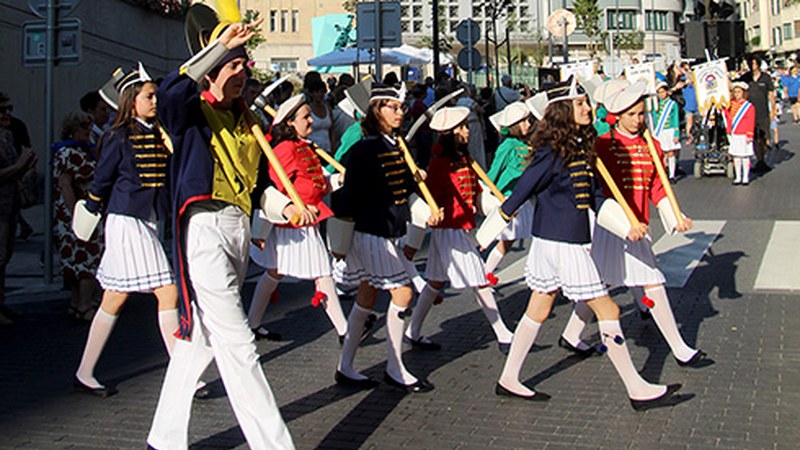 Sanjuanetako danborradetan parte hartu dutenei lagatako arropak gaur jasoko dituzte