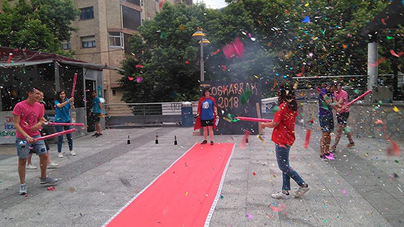 Sanjuanetan txosnagunea girotzeko antolatu duten jai egitaraua prest dago