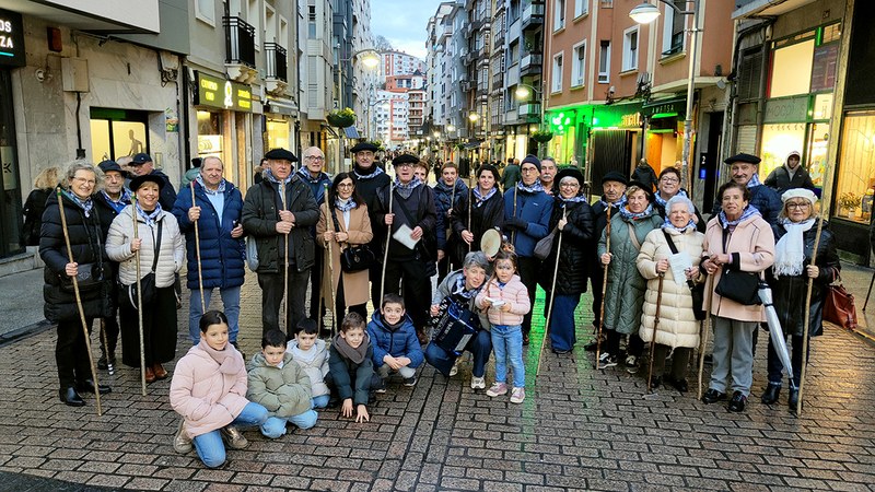 Santa Agedaren omenezko bi kalejira egin ziren atzo arratsaldean, Eibarko Musika Eskolaren ekimenez