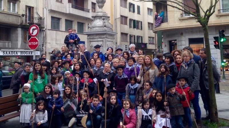 Santa Agedaren omenezko kalejirak herriko kaleetan