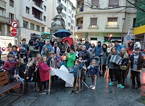 Santa Agedari eskainitako koplek bete zituzten kaleak atzo arratsaldean