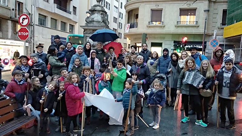 Santa Agedari eskainitako koplek bete zituzten kaleak atzo arratsaldean