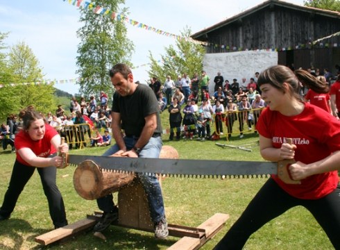 Santa Kurutzeko jaiak giro paregabean igaro dituzte