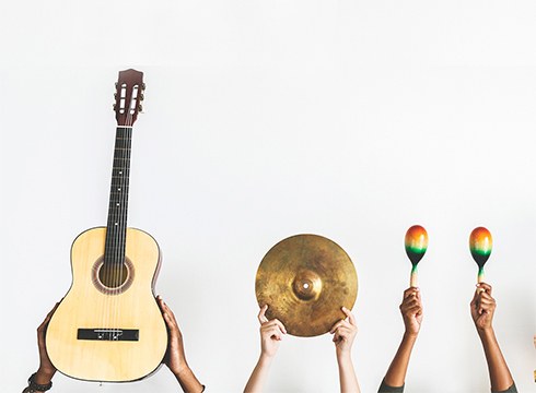 Santa Zezilia ospatzeko domekan leihotik zerbait jotera animatu nahi dituzte musikari guztiak