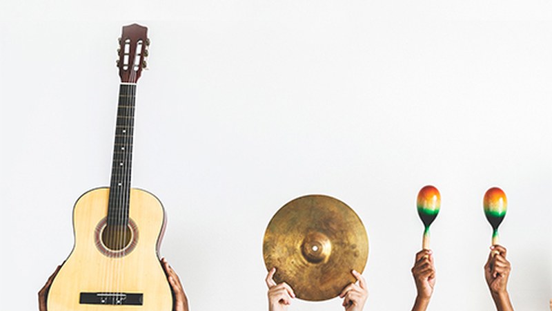 Santa Zezilia ospatzeko domekan leihotik zerbait jotera animatu nahi dituzte musikari guztiak