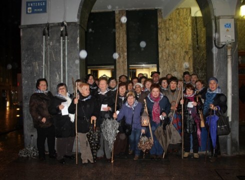 Santaeskean jardun zuten abesbatzek