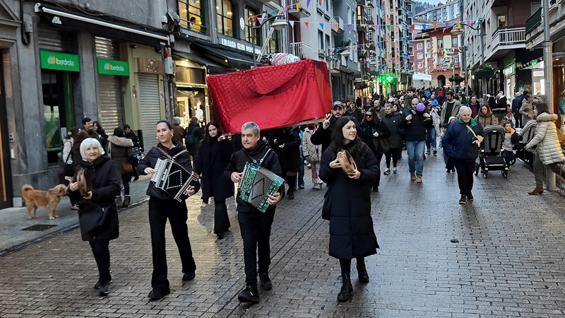 Sardinaren entierro txikiarekin agurtu ditugu Aratosteak