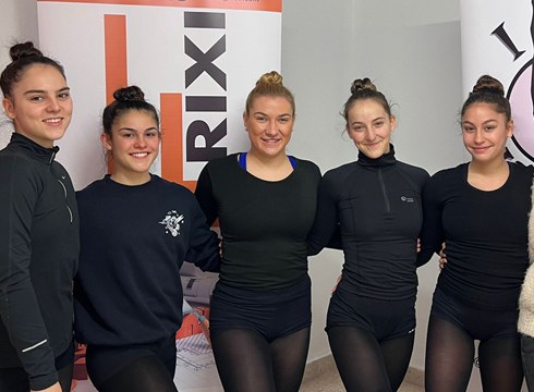 Sariak bat bestearen atzetik lortu dituen Ipuruako gimnasia erritmikoko senior taldeak jaso du Eibar Kirol Saria